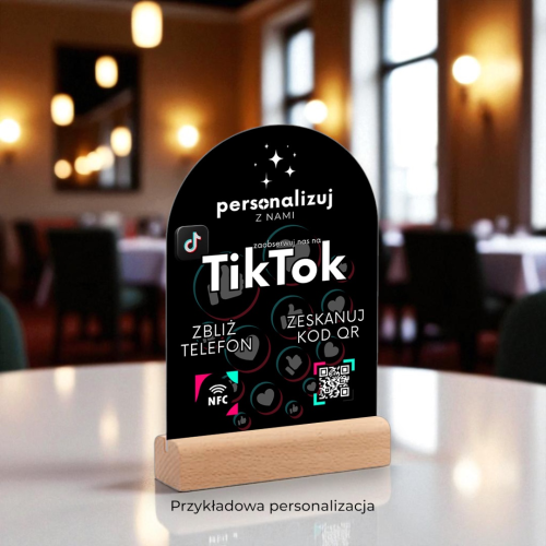 Prezenter NFC akrylowy TikTok – nowoczesny stojak, który pozwala klientom jednym dotknięciem telefonu obserwować Twój profil TikTok, zdobywać nowych obserwujących i zwiększać zaangażowanie w social media dzięki technologii NFC